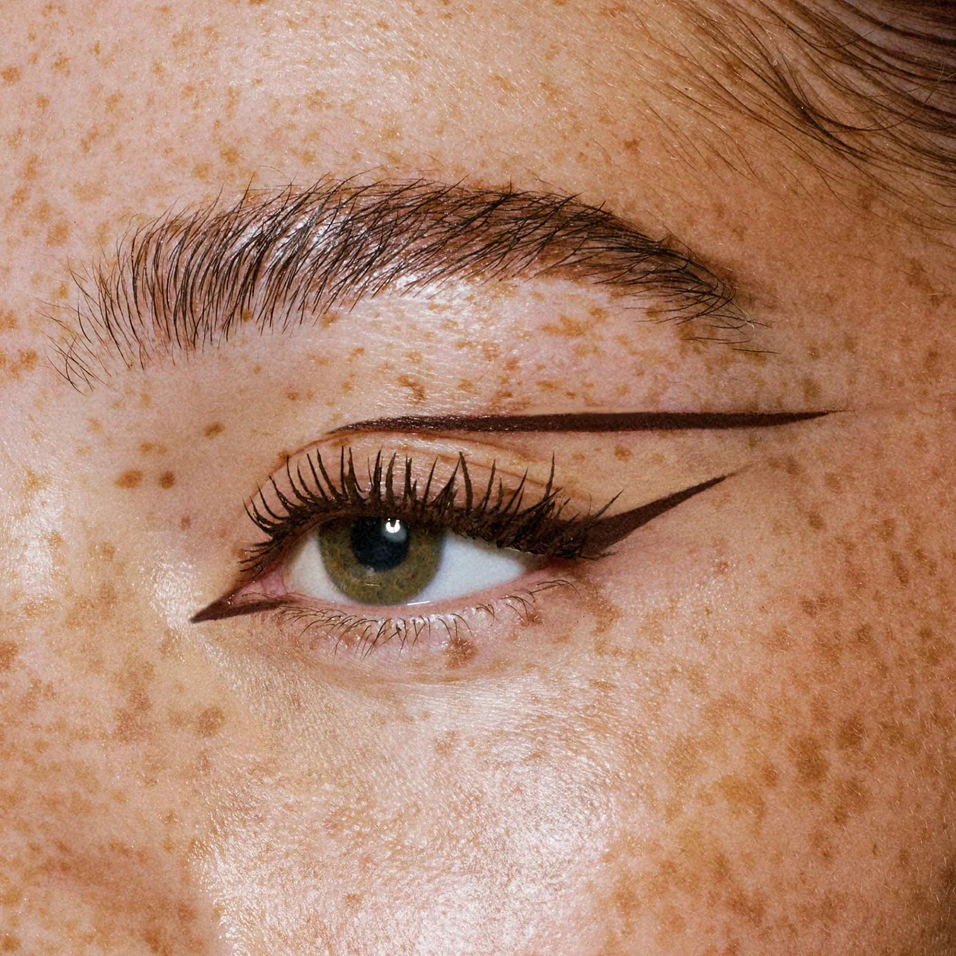 Eyeliner em caneta Castanho