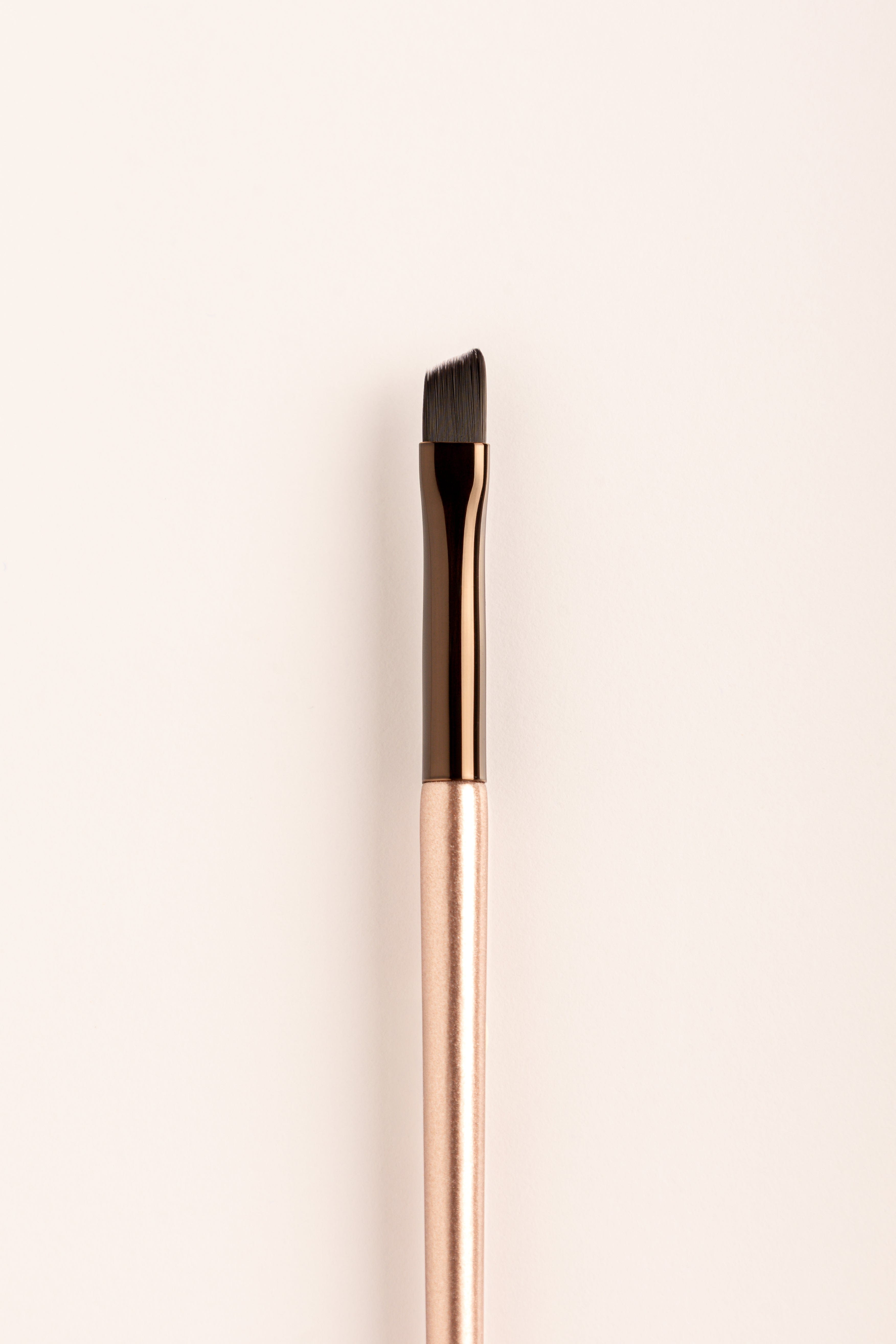 Beveled eyeliner brush 07