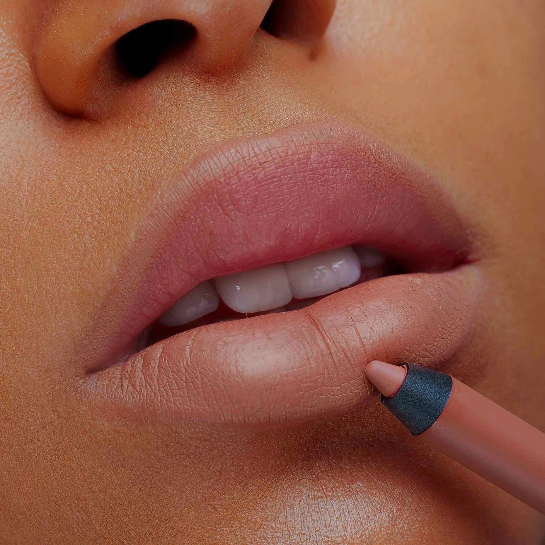 Close-Up Lip Shaper